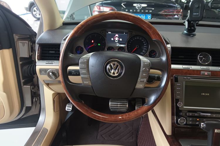 Used Volkswagen Phaeton 2012 3.0L Executive Version Steering Wheel