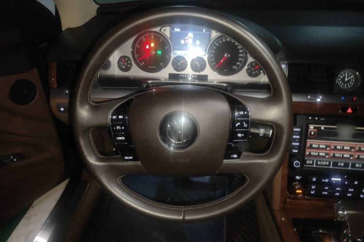 Used Volkswagen Phaeton 2012 3.0L Business Edition Steering Wheel