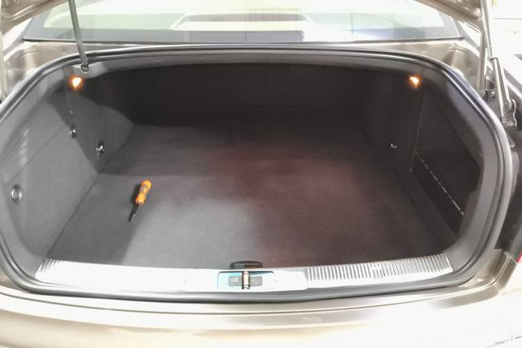 Used Volkswagen Phaeton 2012 3.0L Executive Version Trunk