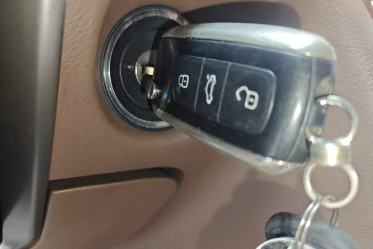 Used Volkswagen Phaeton 2012 3.0L Business Edition Vehicle Key
