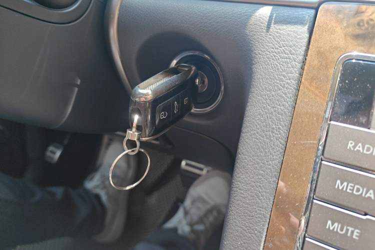 Used Volkswagen Phaeton 2012 3.6L Deluxe Custom Edition Vehicle Key