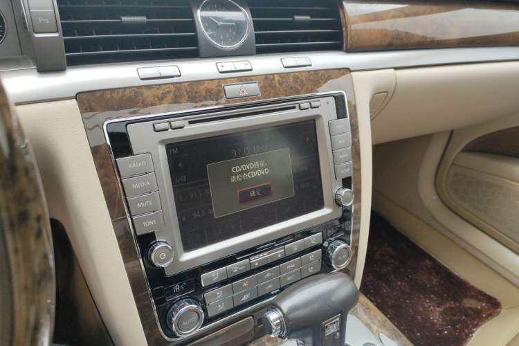 Used Volkswagen Phaeton 2012 3.6L Deluxe Custom Edition Audio And AC Panel