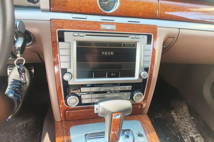 Used Volkswagen Phaeton 2012 3.0L Business Edition Audio And AC Panel
