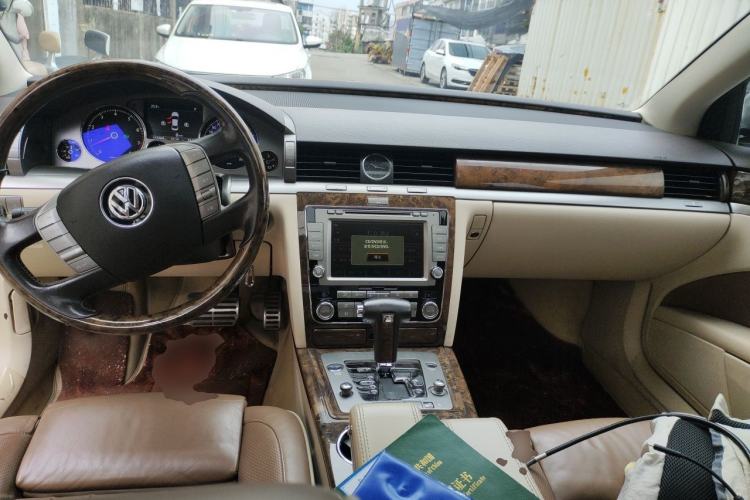 Used Volkswagen Phaeton 2012 3.6L Deluxe Custom Edition Center Console