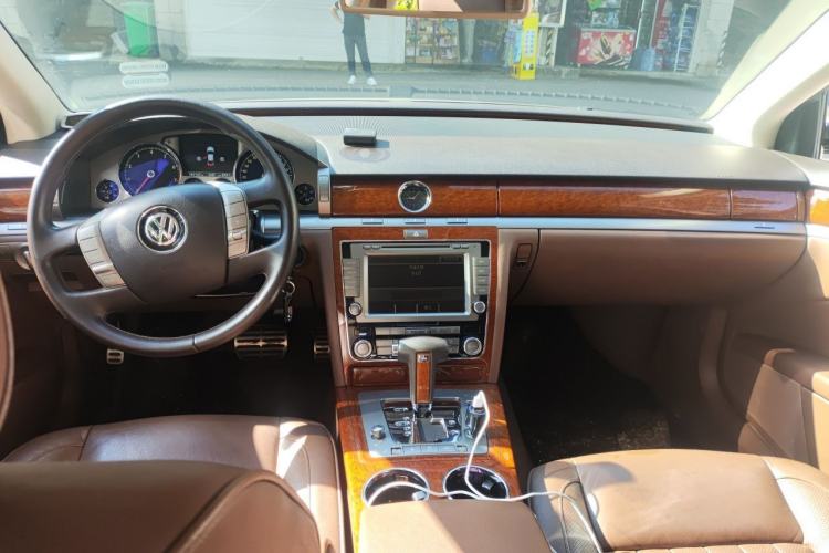 Used Volkswagen Phaeton 2012 3.0L Business Edition Center Console