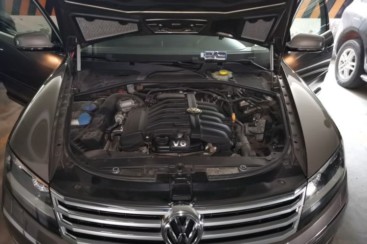 Used Volkswagen Phaeton 2012 3.0TDI Executive Version Engine Bay