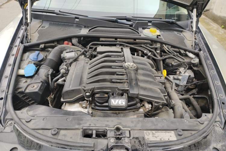 Used Volkswagen Phaeton 2012 3.6L Deluxe Custom Edition Engine Bay
