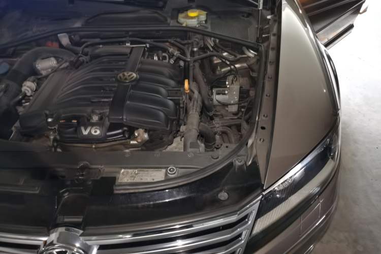 Used Volkswagen Phaeton 2012 3.0TDI Executive Version Engine Bay Left