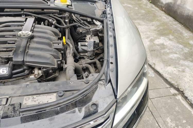 Used Volkswagen Phaeton 2012 3.6L Deluxe Custom Edition Engine Bay Left