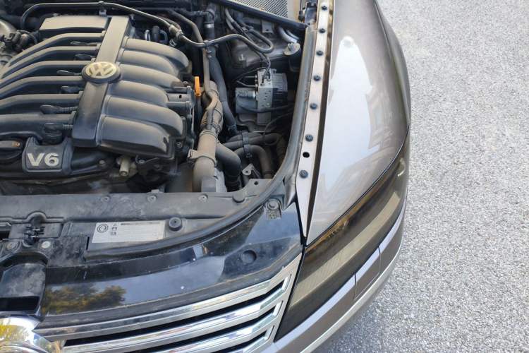 Used Volkswagen Phaeton 2012 3.0L Business Edition Engine Bay Left