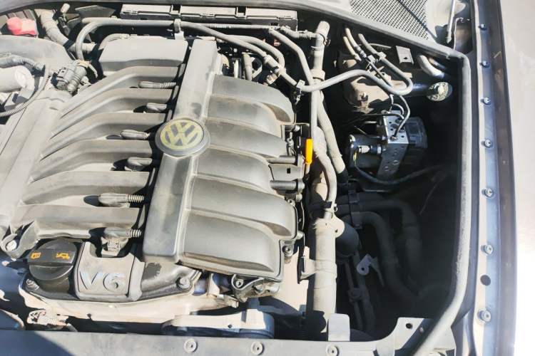 Used Volkswagen Phaeton 2012 3.0L Business Edition Engine Bay Left