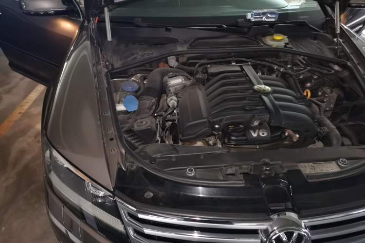 Used Volkswagen Phaeton 2012 3.0TDI Executive Version Engine Bay Right