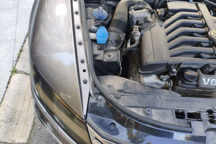 Used Volkswagen Phaeton 2012 3.0L Business Edition Engine Bay Right