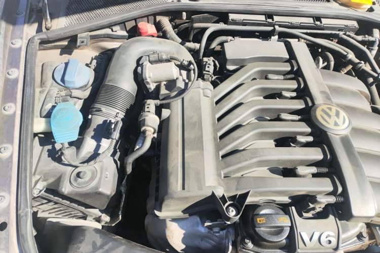 Used Volkswagen Phaeton 2012 3.0L Business Edition Engine Bay Right