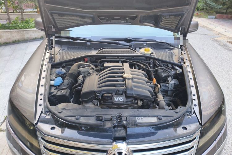 Used Volkswagen Phaeton 2012 3.0L Business Edition Engine Bay