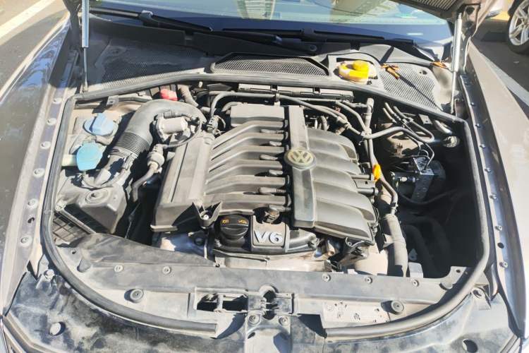Used Volkswagen Phaeton 2012 3.0L Business Edition Engine Bay