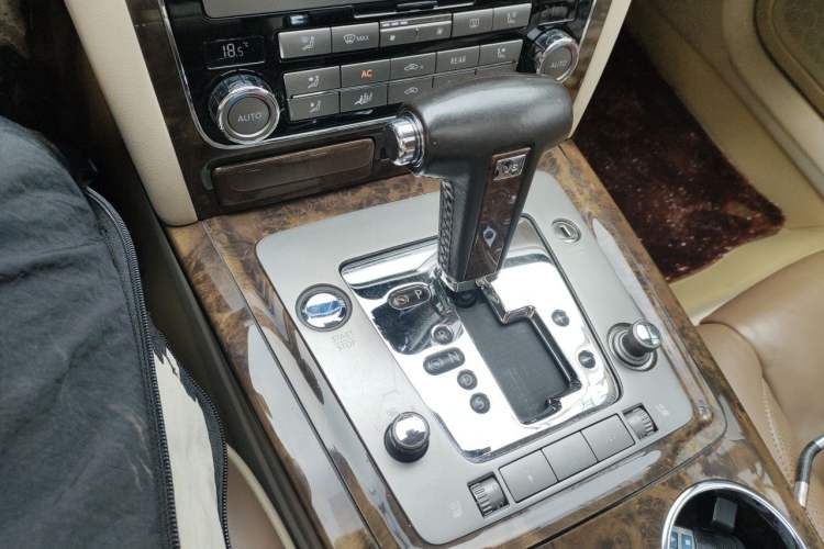 Used Volkswagen Phaeton 2012 3.6L Deluxe Custom Edition Gear Lever