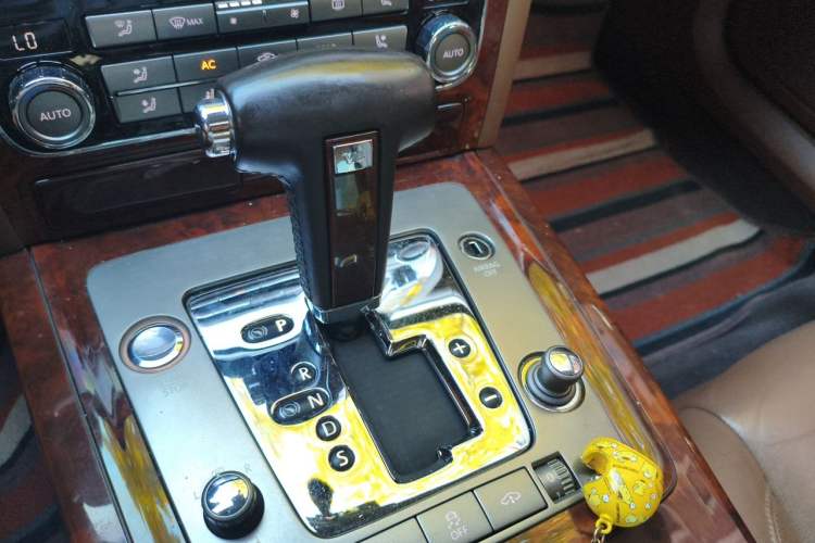 Used Volkswagen Phaeton 2012 3.0L Business Edition Gear Lever