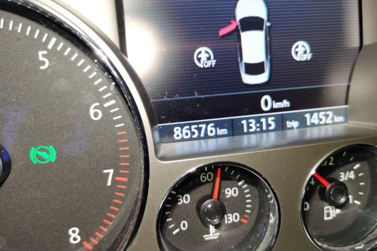 Used Volkswagen Phaeton 2012 3.0TDI Executive Version Odometer Close Up