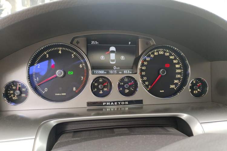 Used Volkswagen Phaeton 2012 3.6L Deluxe Custom Edition Odometer Close Up