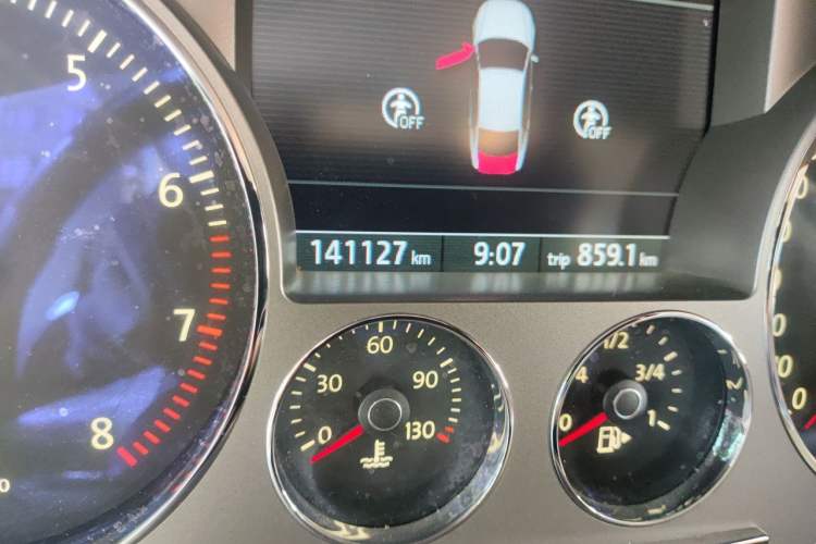 Used Volkswagen Phaeton 2012 3.0L Business Edition Odometer Close Up