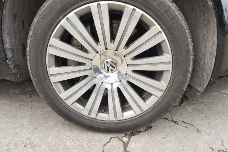 Used Volkswagen Phaeton 2012 3.6L Deluxe Custom Edition Right Front Wheel Hub