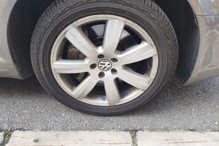 Used Volkswagen Phaeton 2012 3.0L Business Edition Right Front Wheel Hub