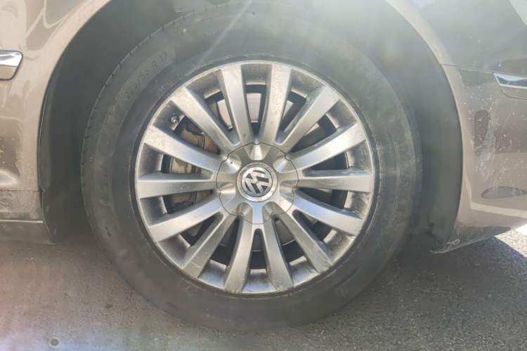 Used Volkswagen Phaeton 2012 3.0L Business Edition Right Front Wheel Hub