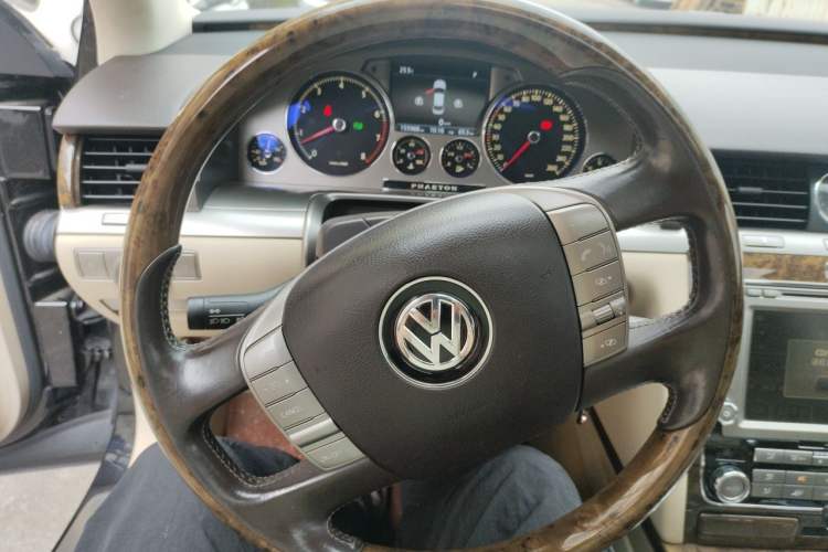 Used Volkswagen Phaeton 2012 3.6L Deluxe Custom Edition Steering Wheel