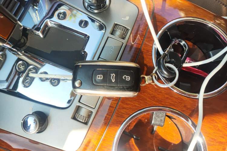 Used Volkswagen Phaeton 2012 3.0L Business Edition Vehicle Key