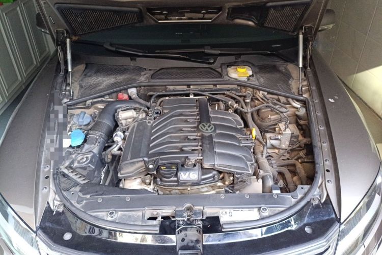 Used Volkswagen Phaeton 2012 3.0L Business Edition Engine Bay