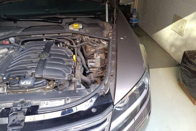 Used Volkswagen Phaeton 2012 3.0L Business Edition Engine Bay Left