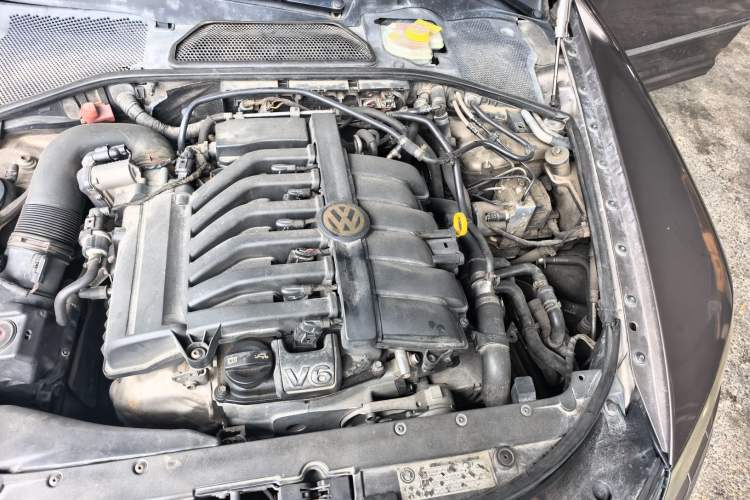 Used Volkswagen Phaeton 2012 3.0L Executive Version Engine Bay Left