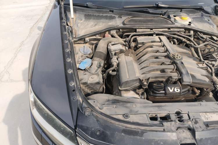 Used Volkswagen Phaeton 2012 3.0L Executive Version Engine Bay Right