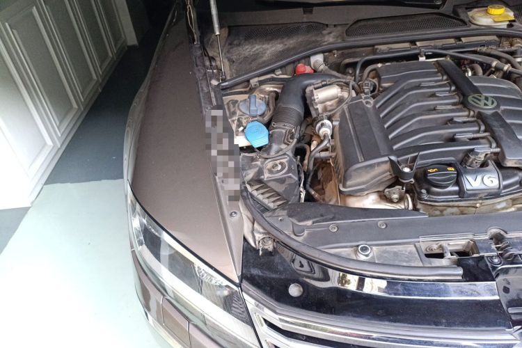 Used Volkswagen Phaeton 2012 3.0L Business Edition Engine Bay Right