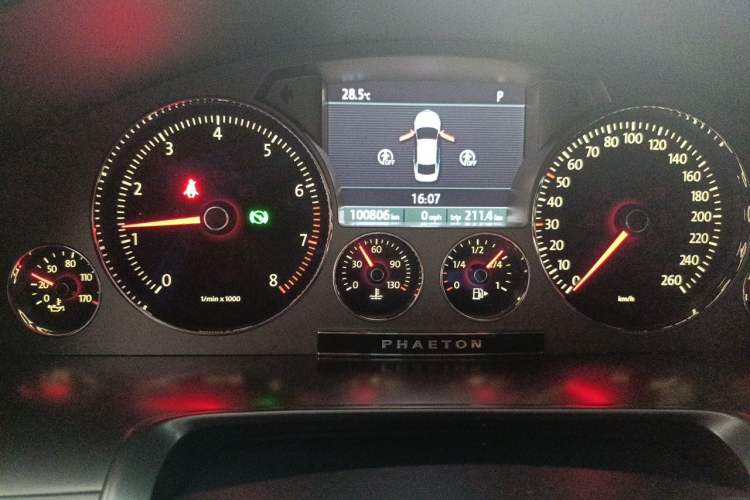 Used Volkswagen Phaeton 2012 3.0L Business Edition Odometer Close Up