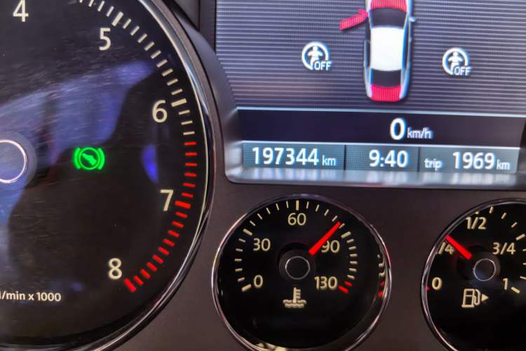 Used Volkswagen Phaeton 2012 3.0L Executive Version Odometer Close Up