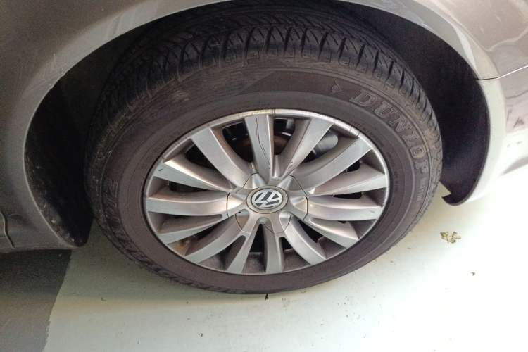 Used Volkswagen Phaeton 2012 3.0L Business Edition Right Front Wheel Hub