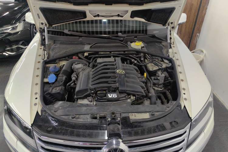 Used Volkswagen Phaeton 2012 3.0L Business Edition Engine Bay