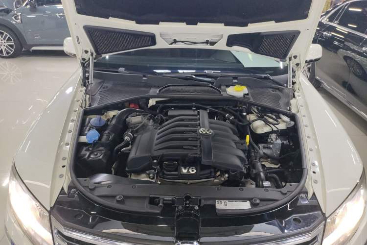 Used Volkswagen Phaeton 2012 3.0L Business Edition Engine Bay