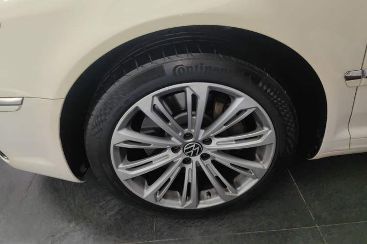 Used Volkswagen Phaeton 2012 3.0L Business Edition Left Front Wheel Hub