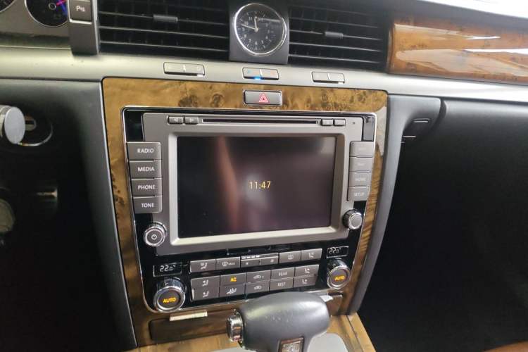 Used Volkswagen Phaeton 2013 4.2L Barchetta Flo Edition Audio And AC Panel