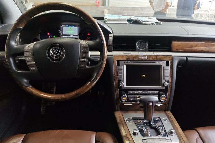 Used Volkswagen Phaeton 2013 4.2L Barchetta Flo Edition Center Console