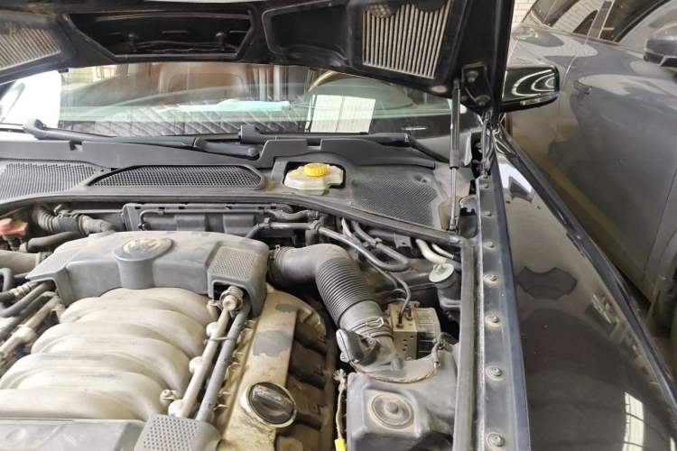 Used Volkswagen Phaeton 2013 4.2L Barchetta Flo Edition Engine Bay Left