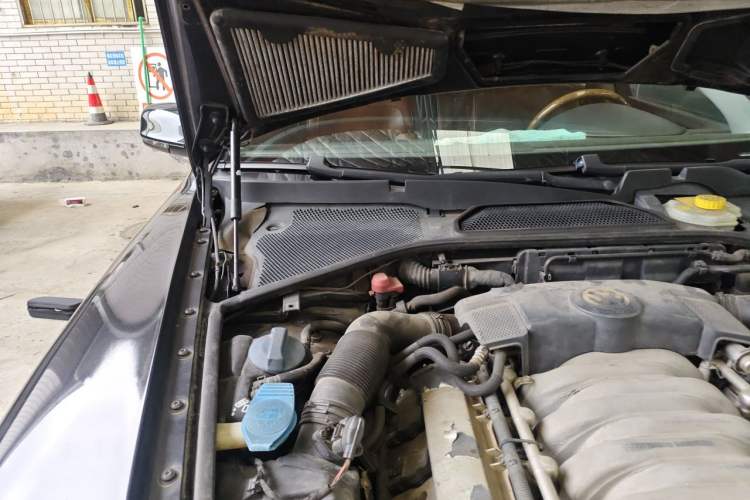 Used Volkswagen Phaeton 2013 4.2L Barchetta Flo Edition Engine Bay Right