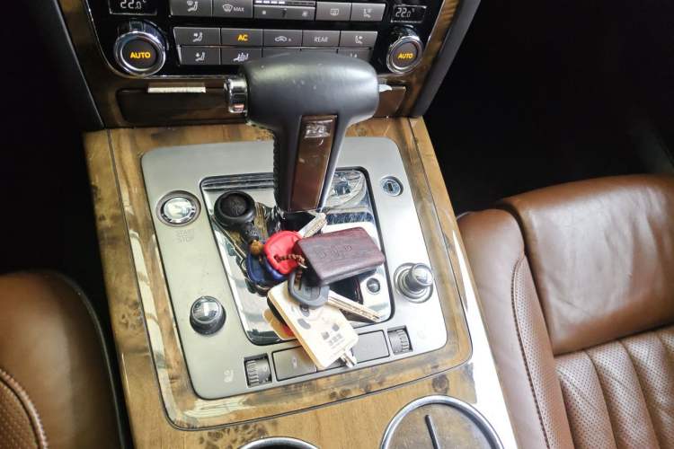 Used Volkswagen Phaeton 2013 4.2L Barchetta Flo Edition Gear Lever