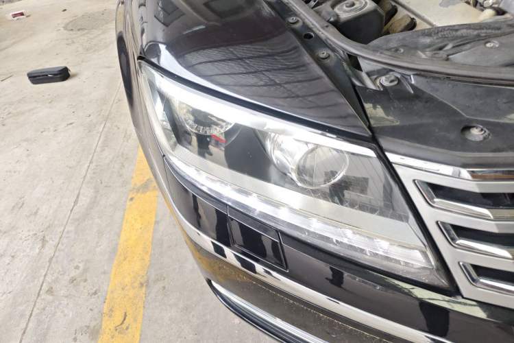 Used Volkswagen Phaeton 2013 4.2L Barchetta Flo Edition Right Front Headlight