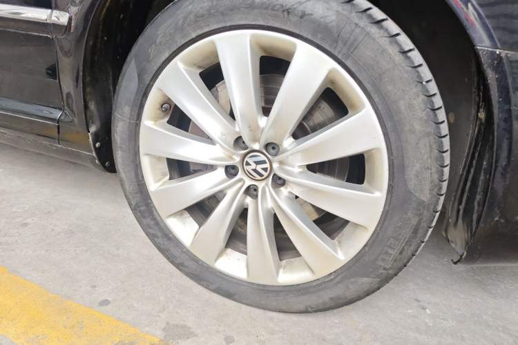 Used Volkswagen Phaeton 2013 4.2L Barchetta Flo Edition Right Front Wheel Hub