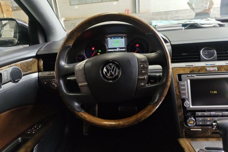Used Volkswagen Phaeton 2013 4.2L Barchetta Flo Edition Steering Wheel
