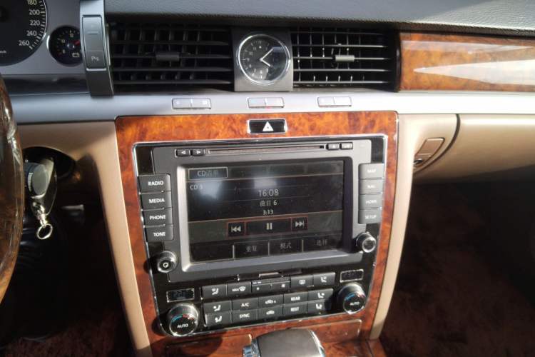 Used Volkswagen Phaeton 2014 3.0L Executive Model Audio And AC Panel
